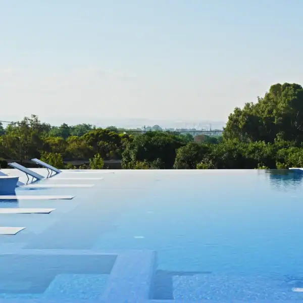 בריכת בטון בחצר - חוויית שחייה משפחתית - ספיר בריכות שחיה בריכת בטון בחצר - חוויית שחייה משפחתית