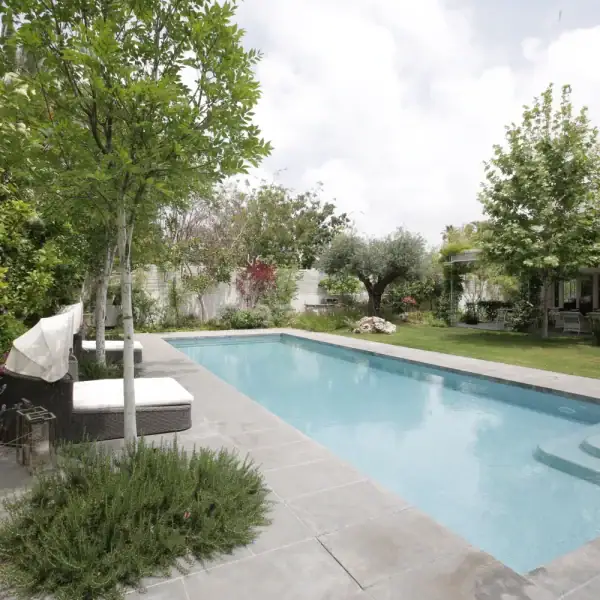 בריכת בטון פרטית בטוחה לילדים - ספיר בריכות שחיה בריכת בטון פרטית בטוחה לילדים