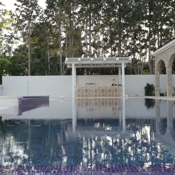 בריכת בטון בעיצוב מרהיב לבית חדש - ספיר בריכות שחיה בריכת בטון בעיצוב מרהיב לבית חדש