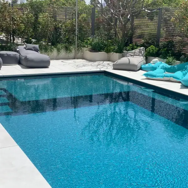 בריכת בטון בעיצוב מרשים ליוקרה וטוב טעם - ספיר בריכות שחיה בריכת בטון בעיצוב מרשים ליוקרה וטוב טעם