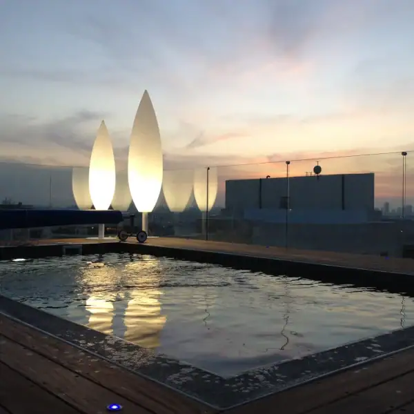 בריכת פיברגלאס בלילה - ספיר בריכות שחיה בריכת פיברגלאס בלילה