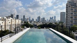 בריכה שנבנתה על ידי קבלן בריכות - ספיר בריכות שחיה בריכה עילית במרכז הארץ