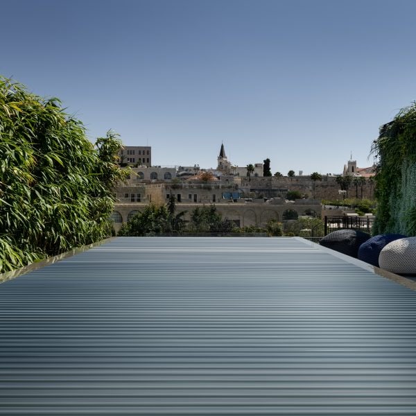 כיסוי תריס חשמלי - ספיר בריכות שחיה כיסוי תריס חשמלי