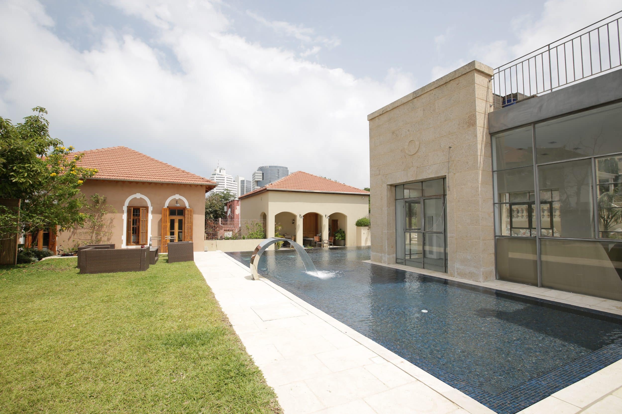 בריכה גלישה לבית פרטי - ספיר בריכות שחיה בריכה גלישה לבית פרטי