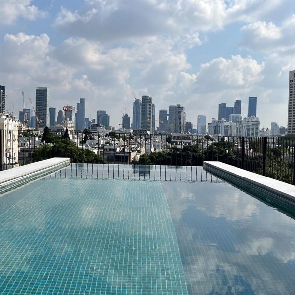 בריכה על פנטהאוז בניין יוקרה - ספיר בריכות שחיה בריכה על פנטהאוז בניין יוקרה