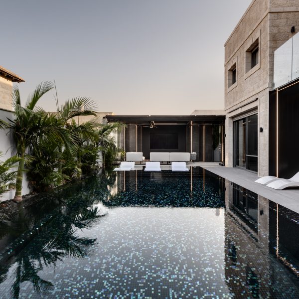 בריכת בטון עם פסיפס שחור