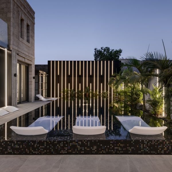 בריכת בטון שחורה - בריכה ביתית בנויה - ספיר בריכות שחיה בריכת בטון שחורה - בריכה ביתית בנויה