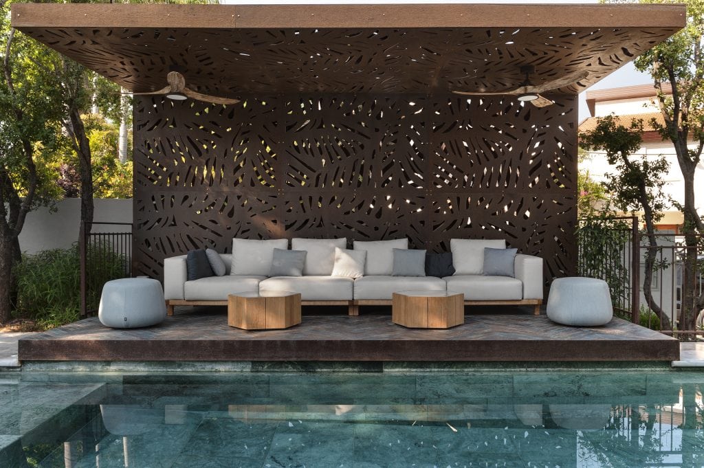 בריכה יוקרתית עם פינת ישיבה מפנקת - ספיר בריכות שחיה בריכה יוקרתית עם פינת ישיבה מפנקת