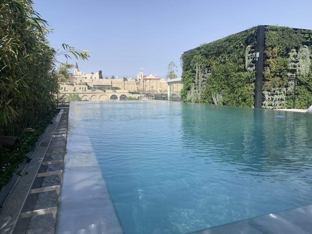 בריכת אינסוף - אינפיניטי - ספיר בריכות שחיה בריכת אינסוף - אינפיניטי