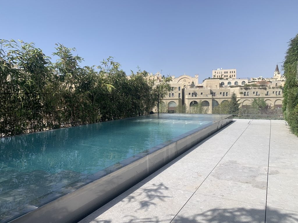 בריכת אינפיניטי - ספיר בריכות שחיה בריכת אינפיניטי