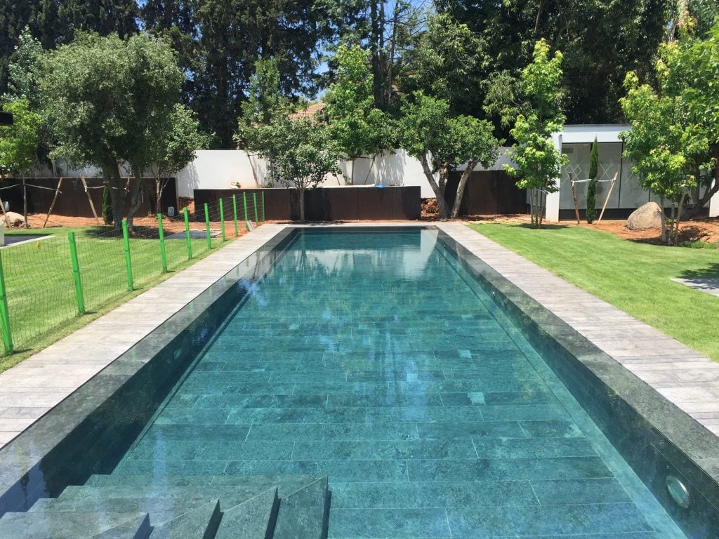 בריכה עם תעלת גלישה - ספיר בריכות שחיה בריכה עם תעלת גלישה