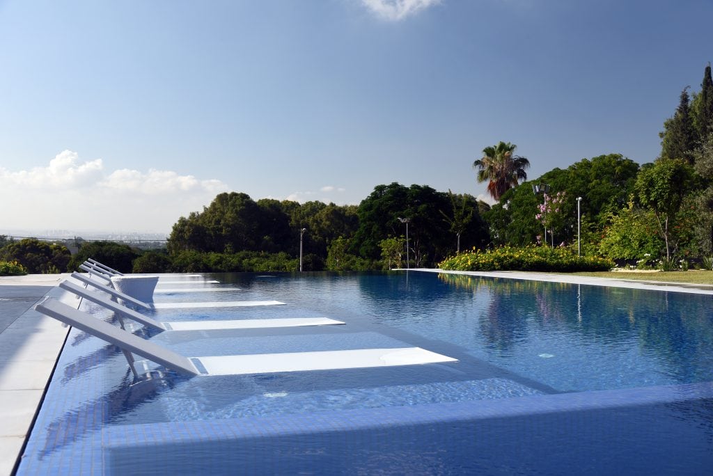 בריכה עם תעלת גלישה - ספיר בריכות שחיה בריכה עם תעלת גלישה