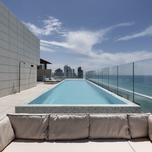 בריכת שחייה על גג פנטהאוז